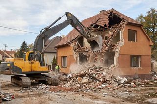 Dům v Dobšicích je jen začátek. Nový zákon umožní státu bourat i legálně postavené domy